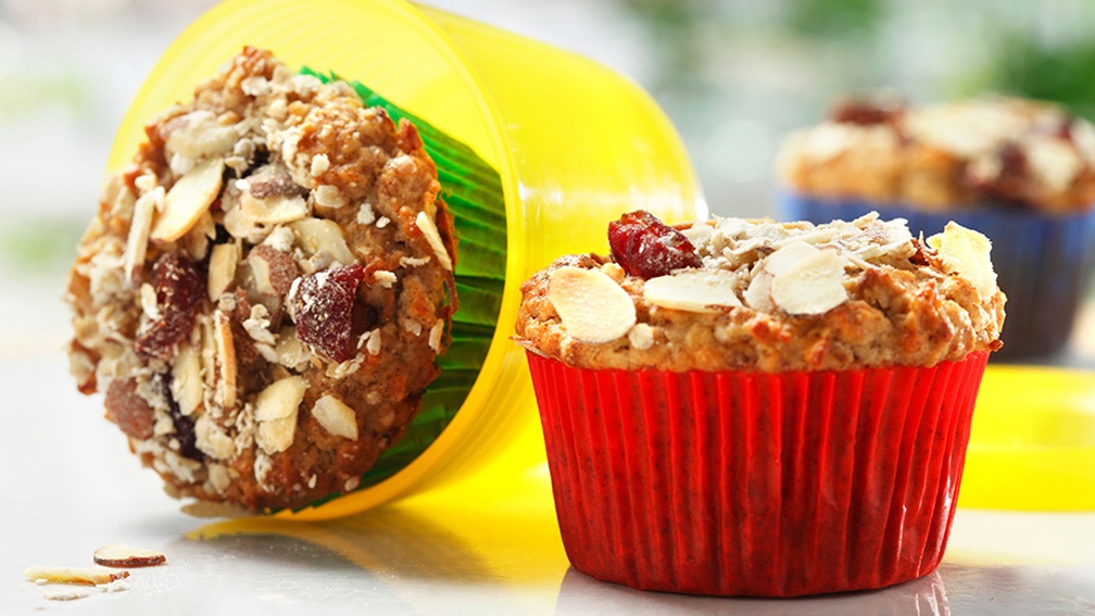 Gros plan de deux muffins au muesli, aux amandes et aux canneberges