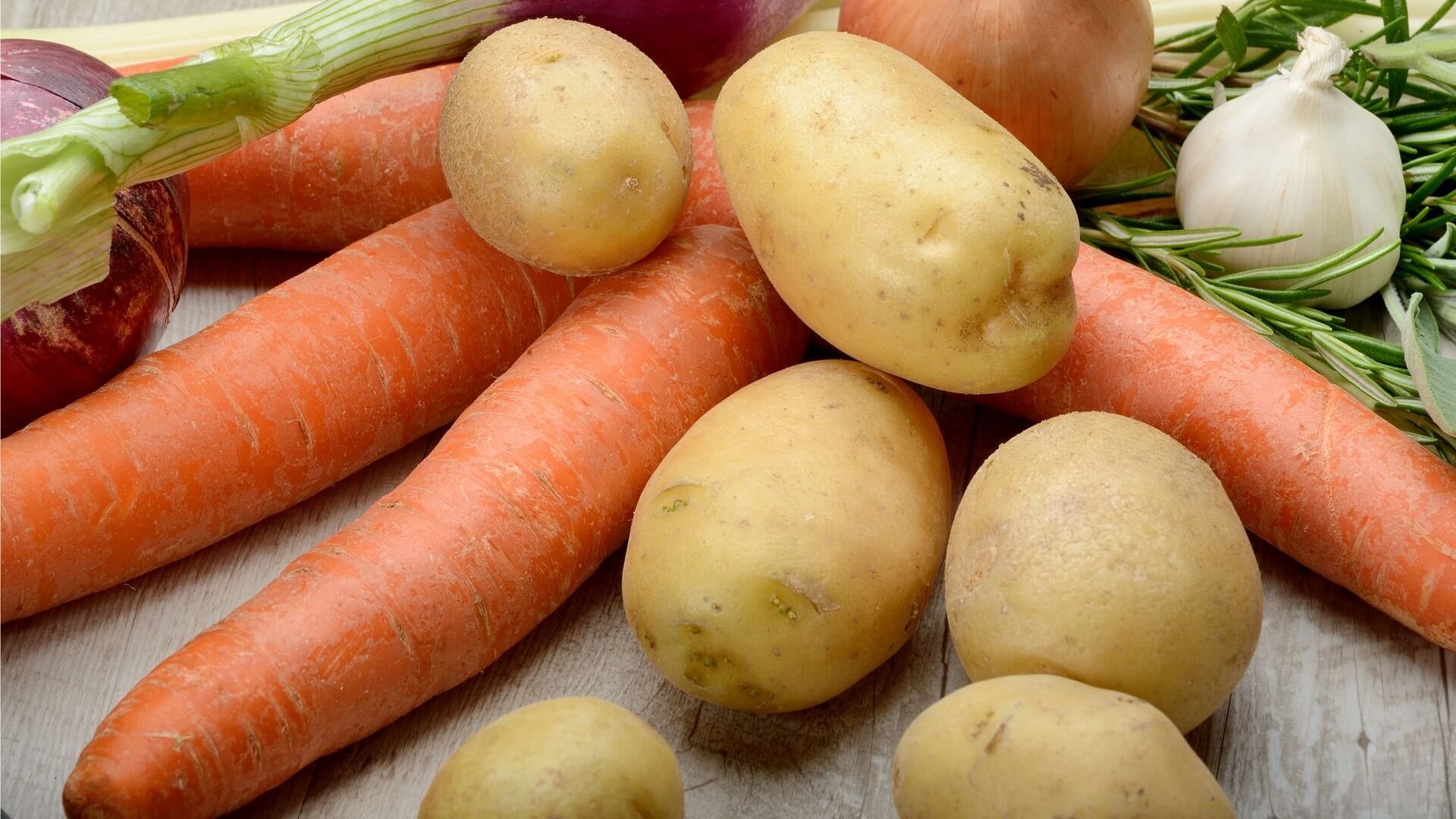 Carottes crues, pommes de terre et ail