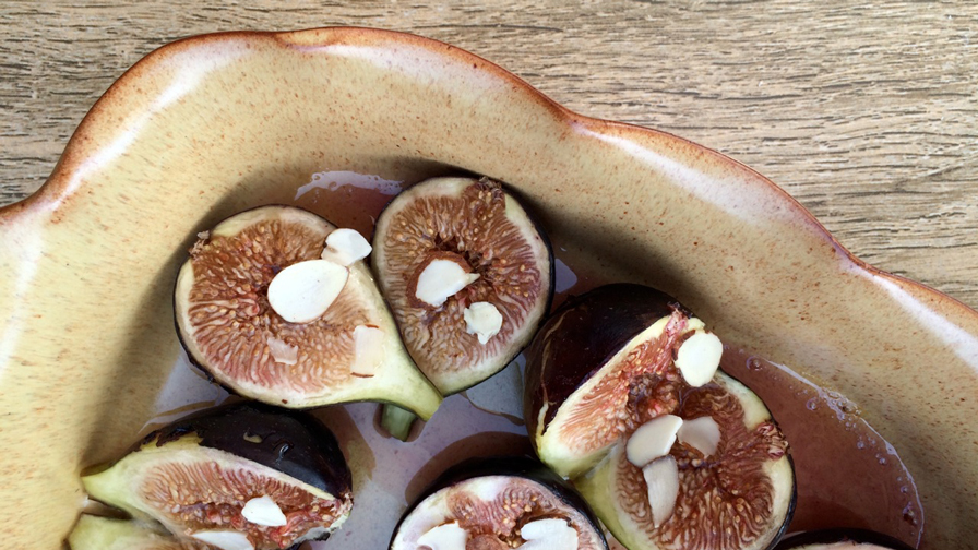 Figues rôties au miel dans un plat allant au four