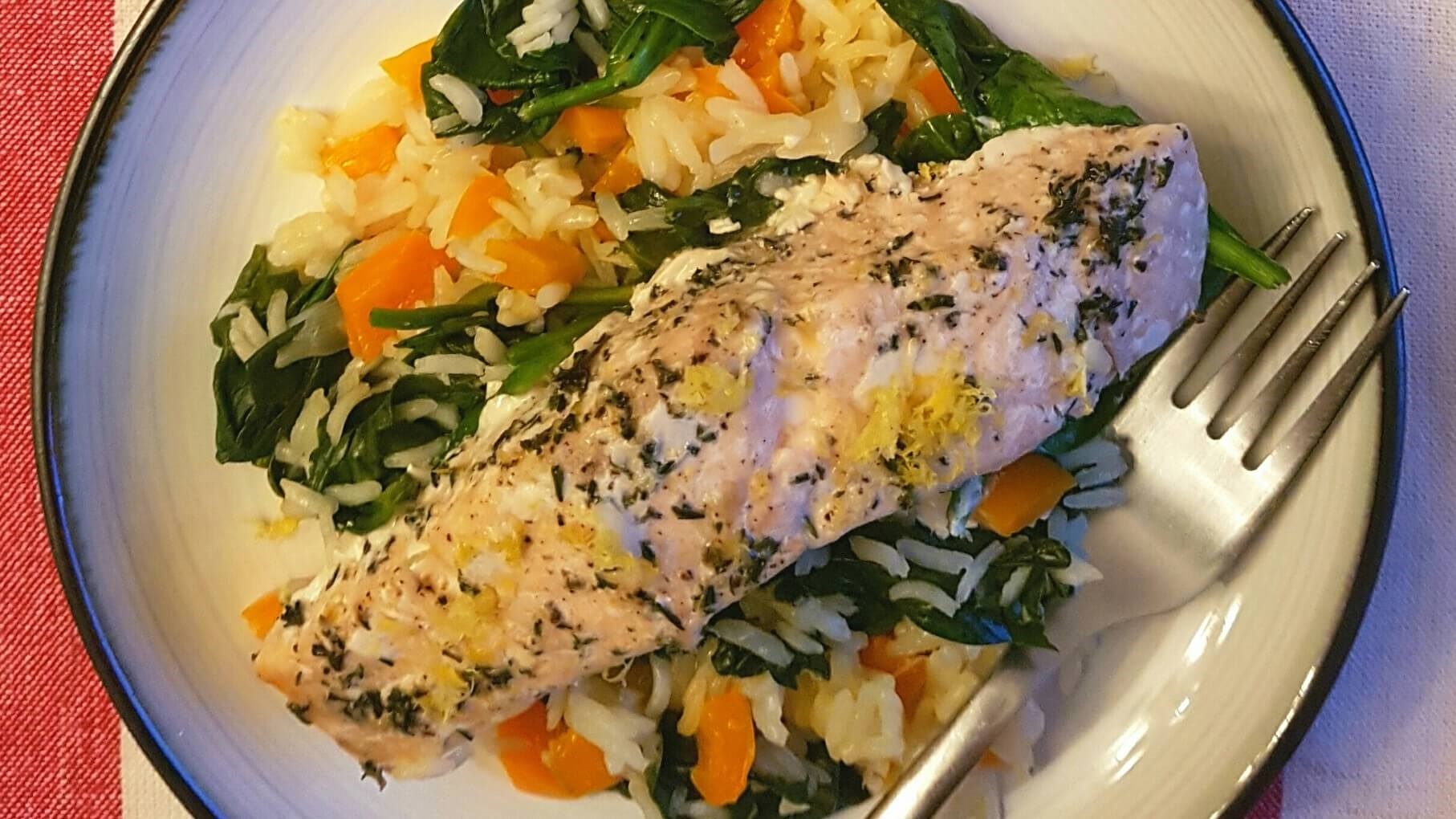 Assiette de saumon cuit, riz, épinards et carottes