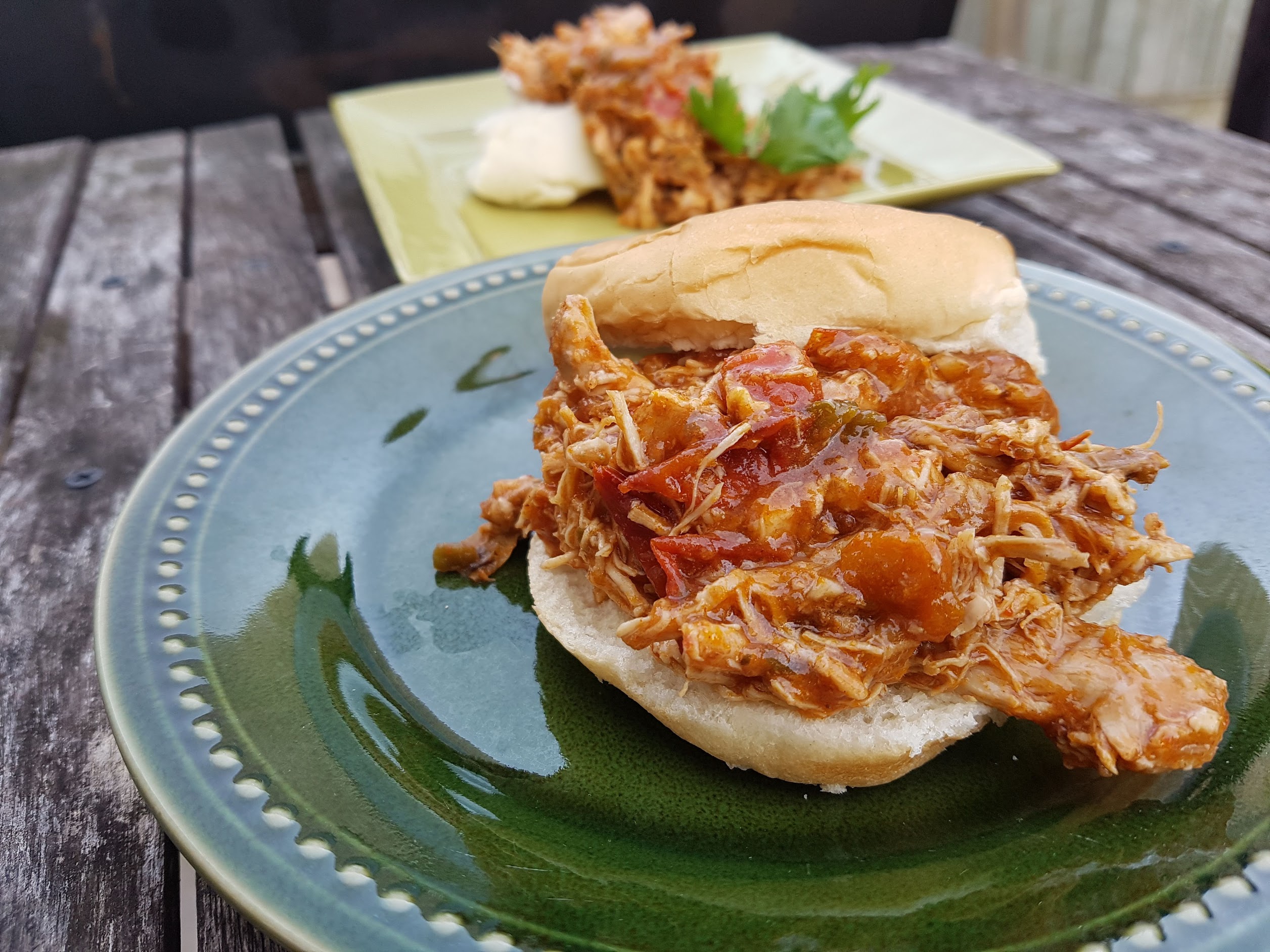 Poulet salsa mijoté en brioche et dans une assiette