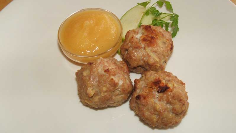 Boulettes de dinde aux pommes sur une assiette avec compote de pommes