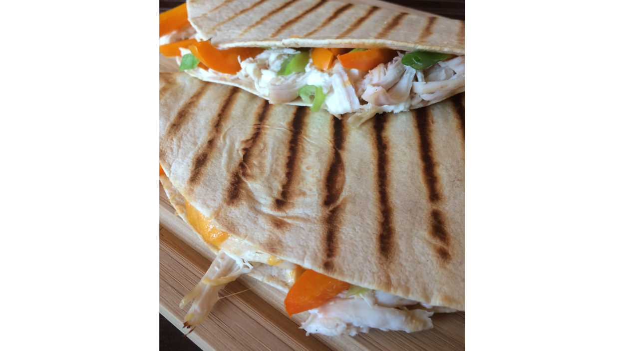 Quesadilla fabriqué à partir de la recette Poulet rôti en quatre déclinaisons