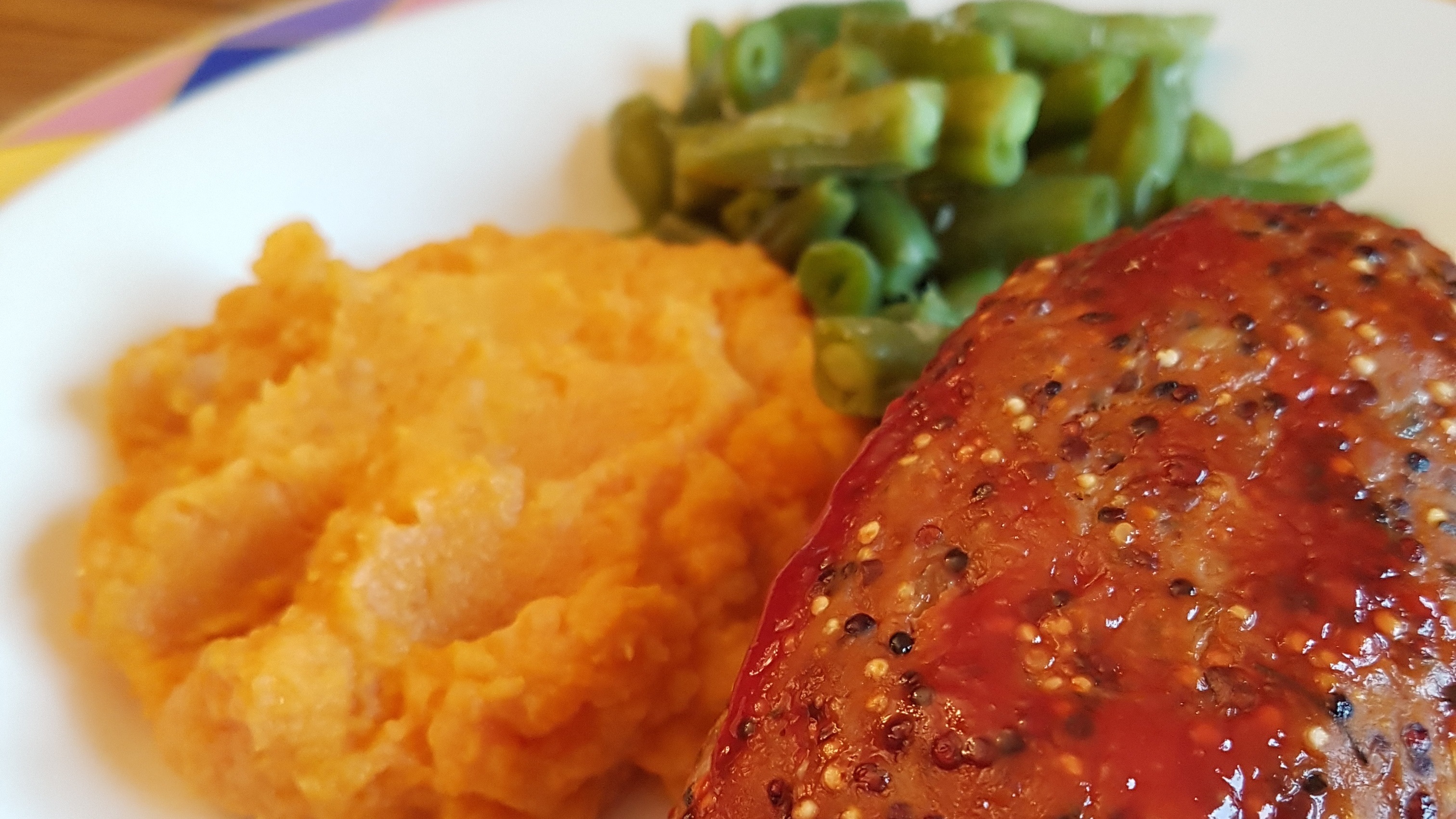 Turquie pain de viande avec des haricots verts et purée de patates douces sur la plaque