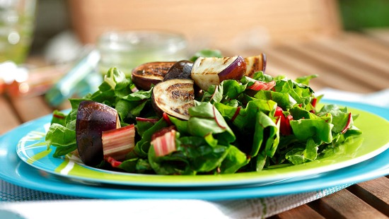 Bette à carde arc-en-ciel avec aubergine saisie et vinaigrette au persil