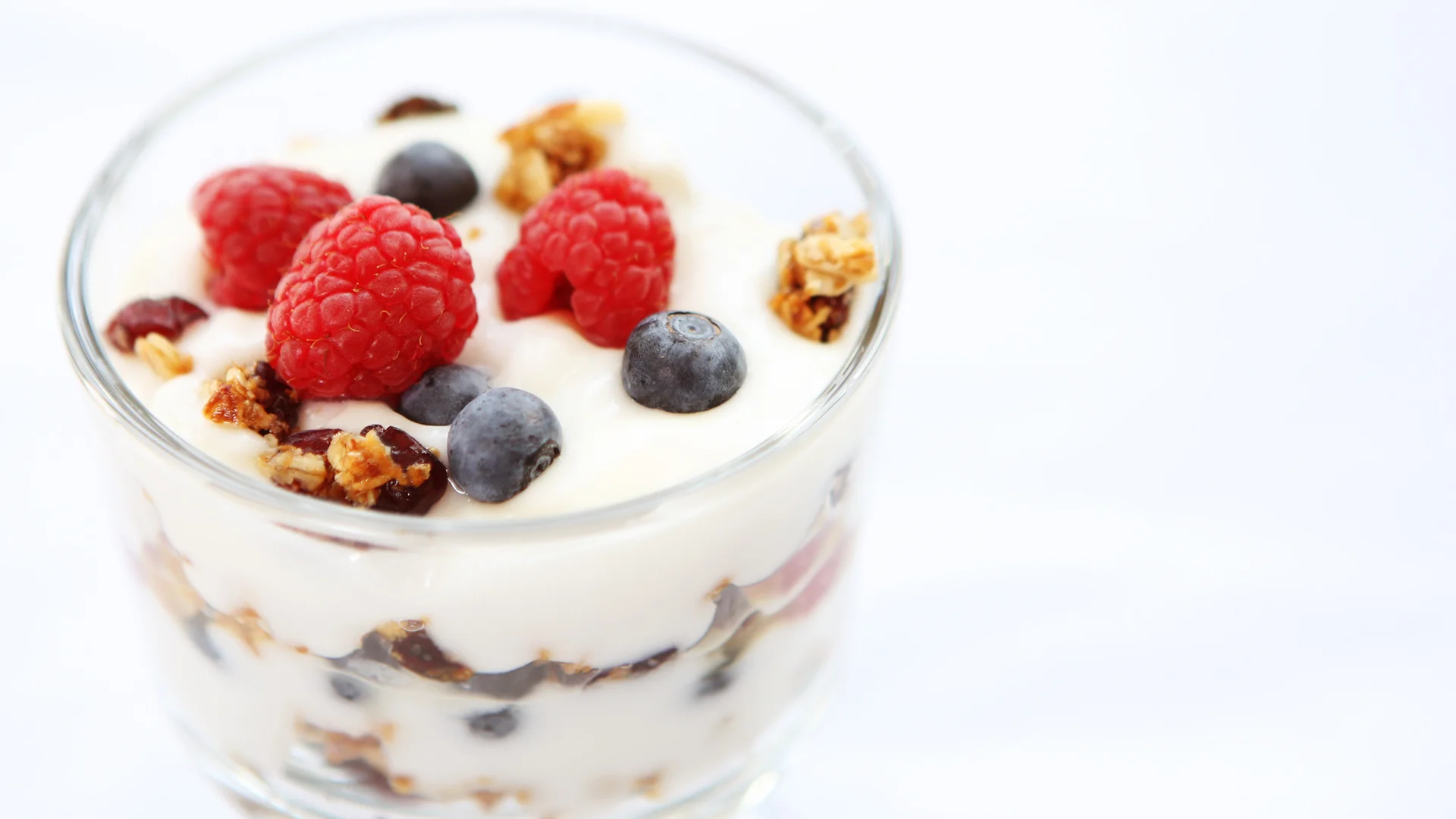 Parfaits craquants aux fruits et yogourt avec granola.