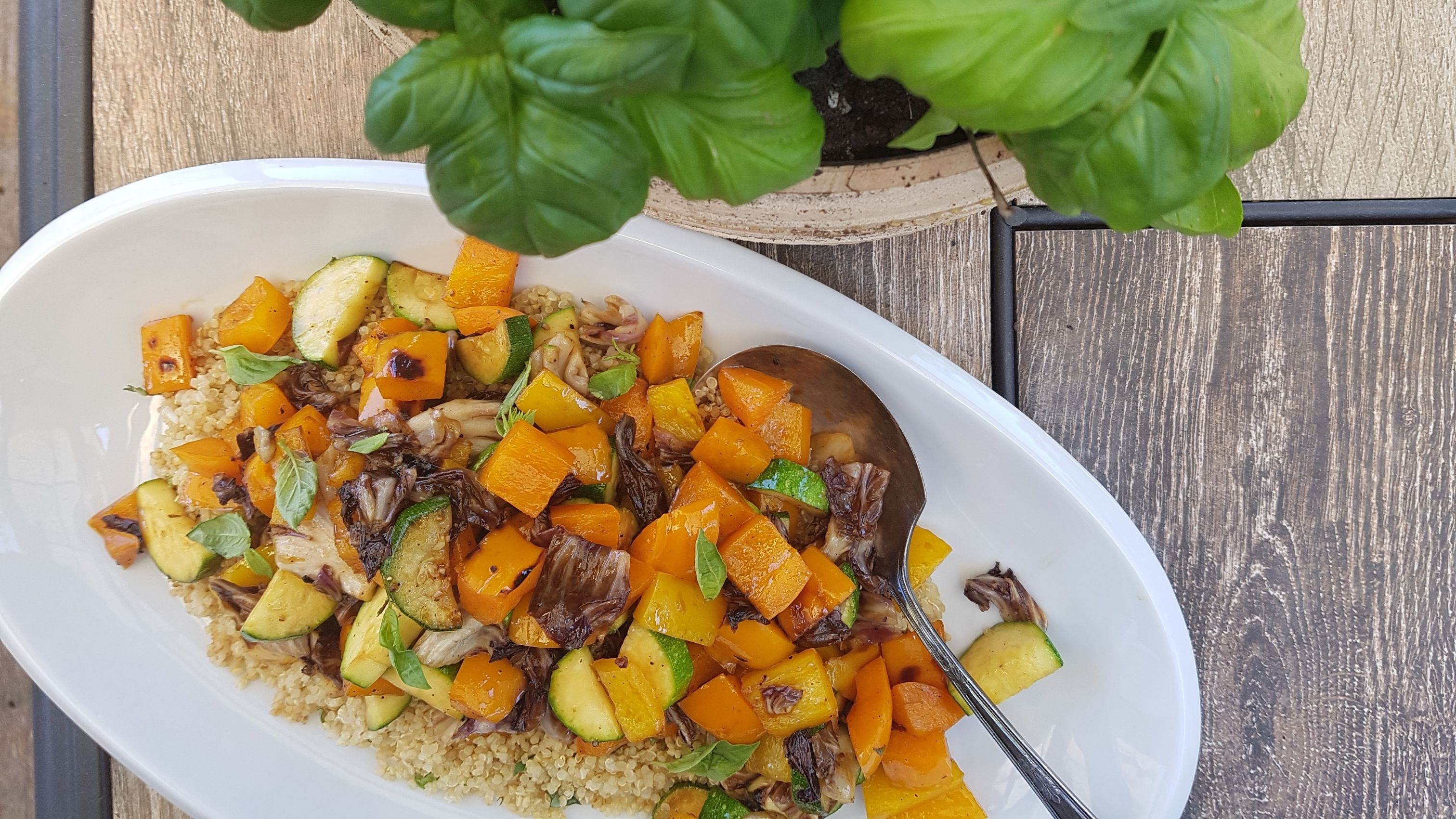 Plat de légumes et de grains grillées