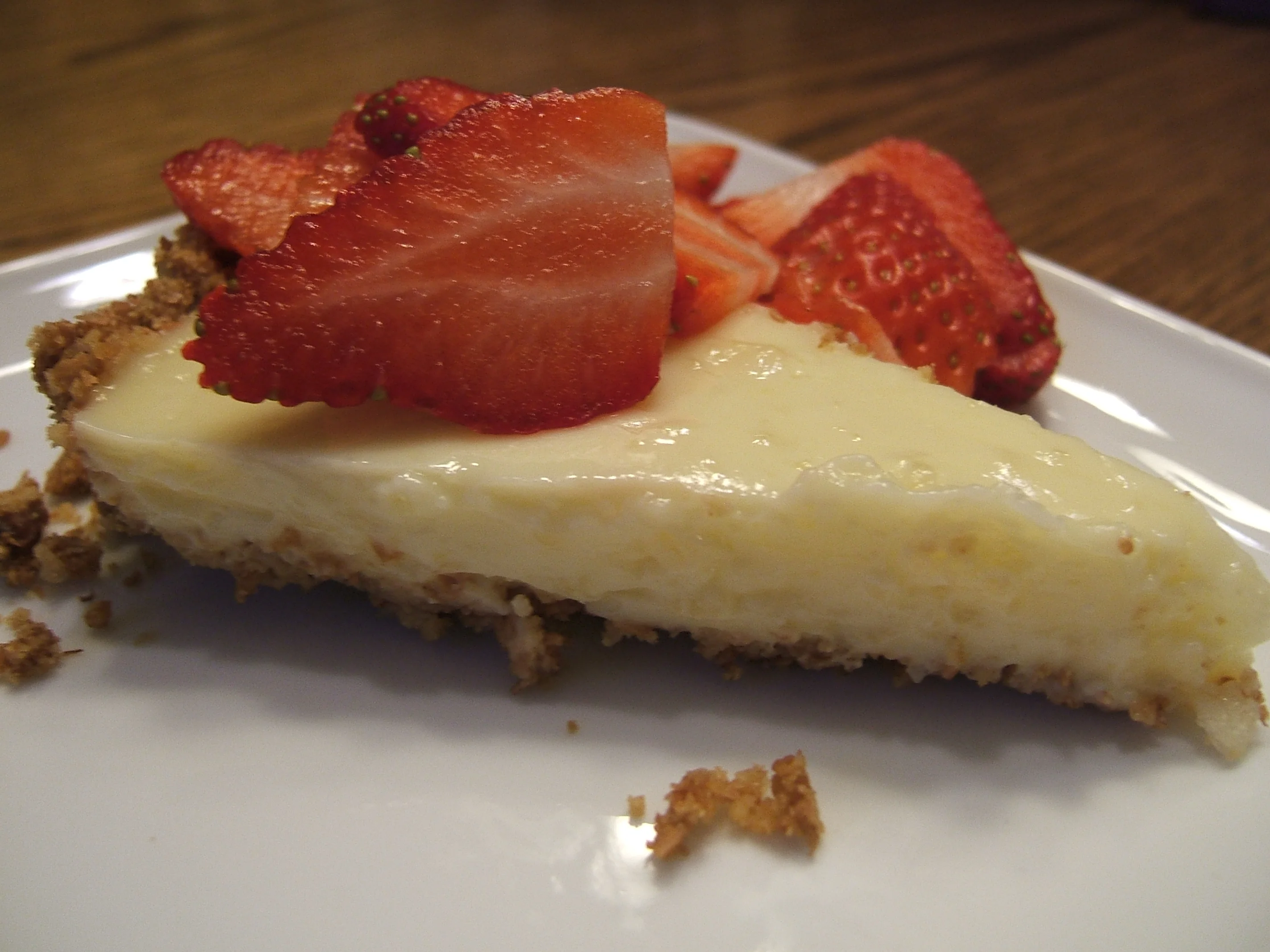 Tarte à la crème acidulée au citron servée avec des fraises