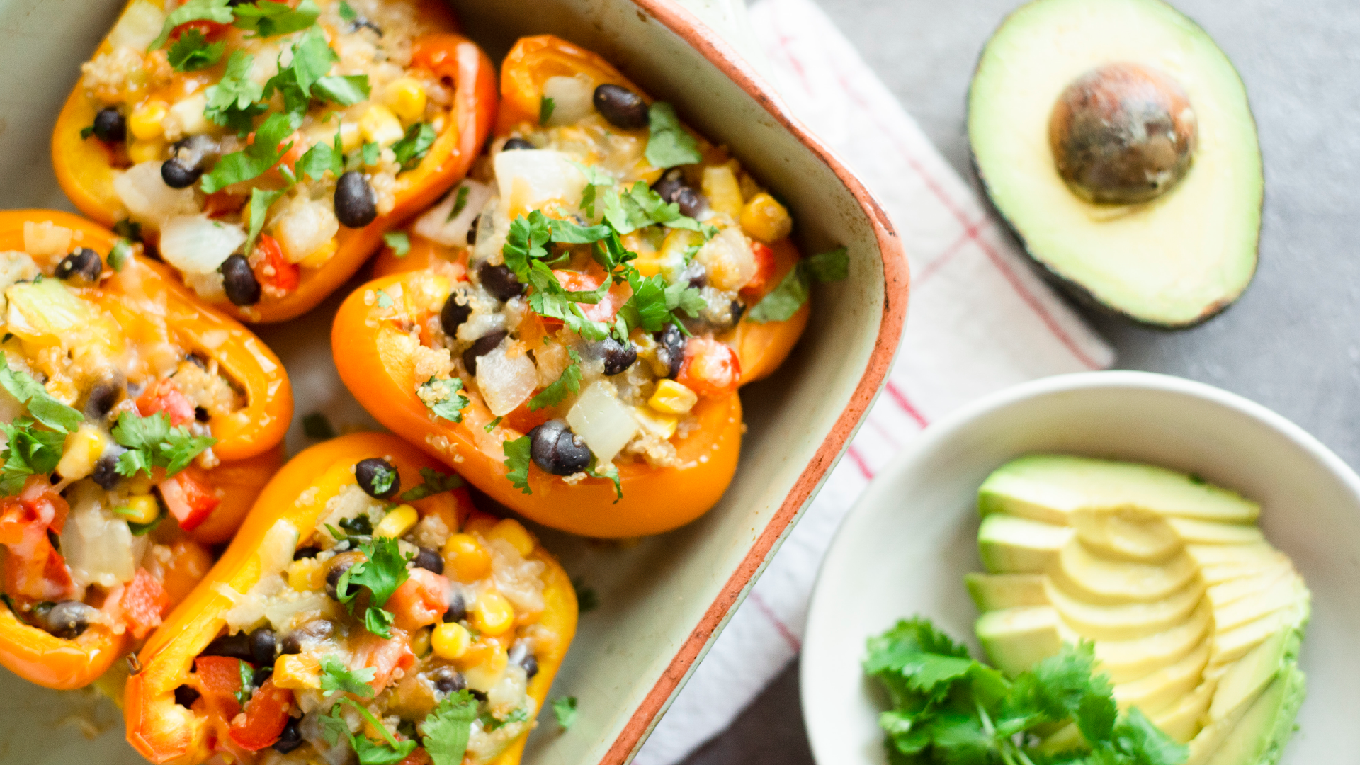 Poivrons farcis à la mexicaine avec quinoa, haricots et maïs