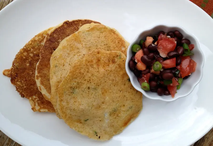Crêpes accompagnées de salsa de haricots et de tomates dans une assiette