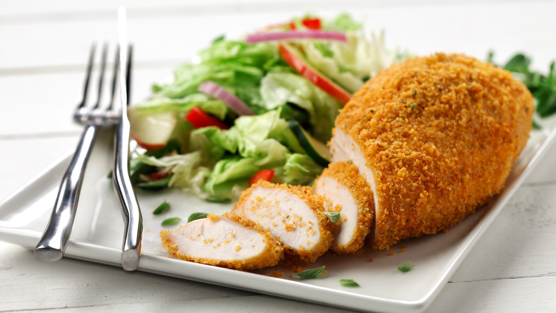 Poulet au four avec une salade d'accompagnement