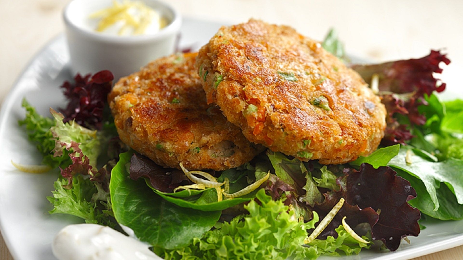 Croquettes de saumon avec sauce au yogourt citronné
