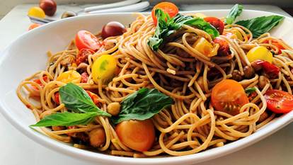 Spaghetti avec tomates dans un plat blanc