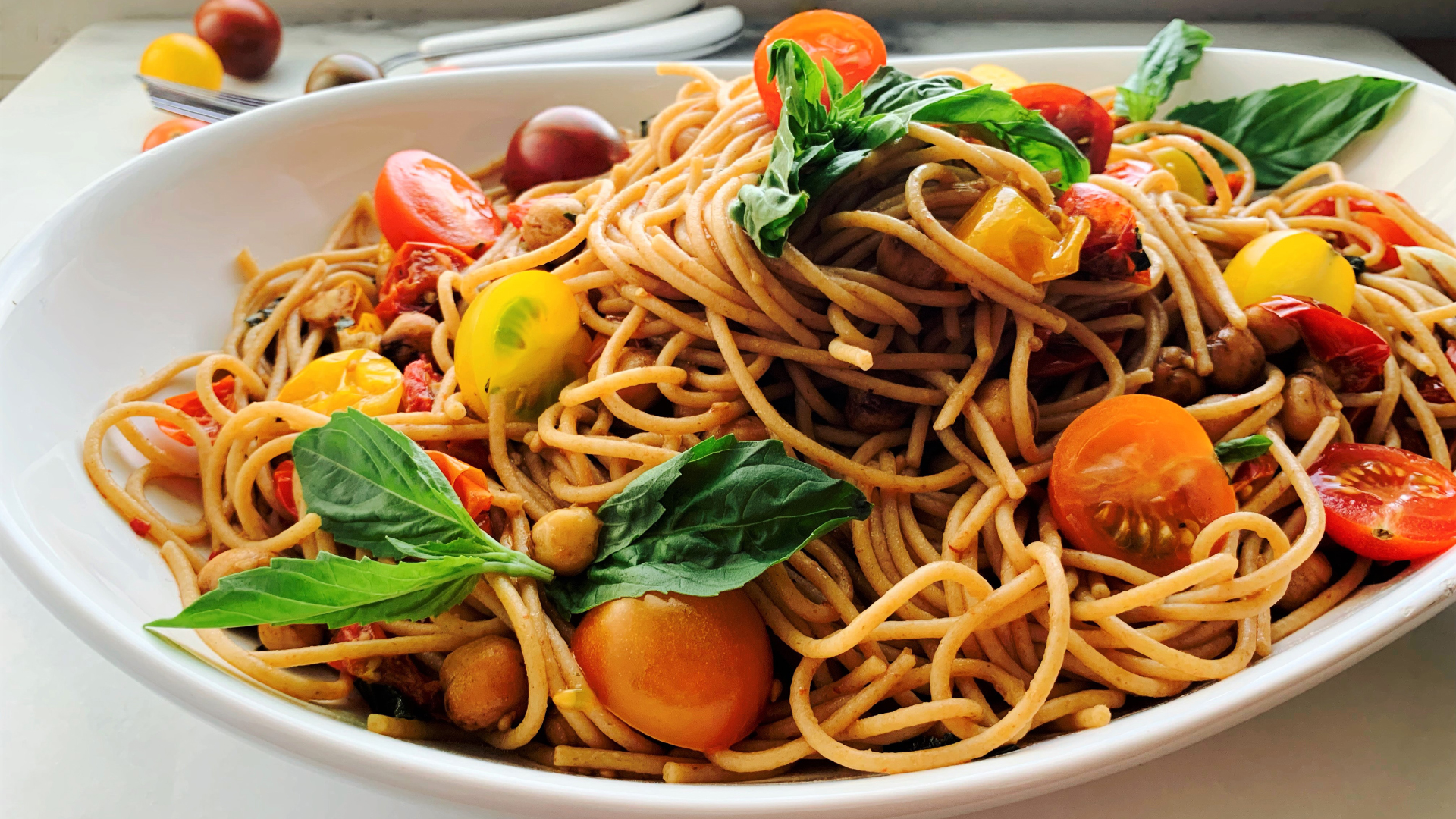 Spaghetti avec tomates dans un plat blanc