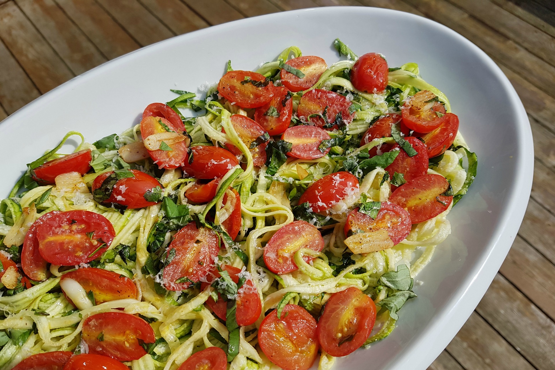 Assiette de nouilles courgette en spirale, tomates et basilic