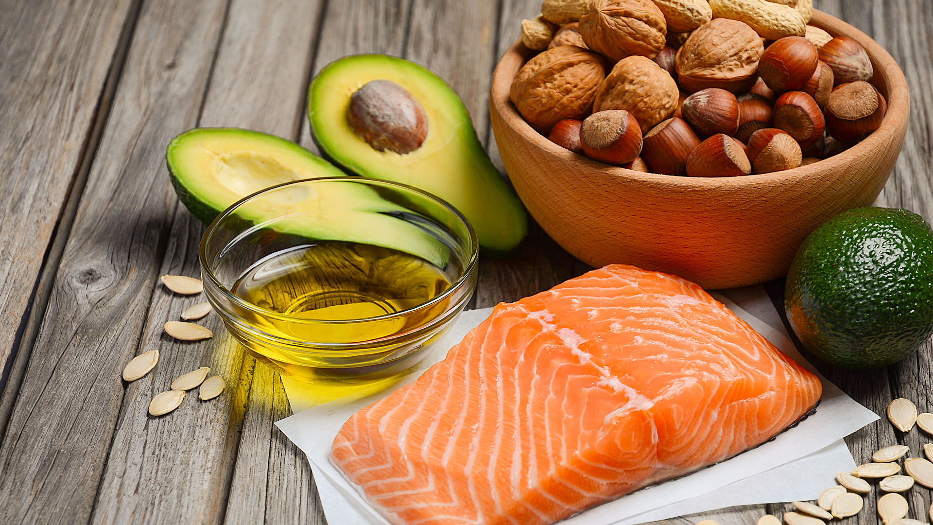 Plusieurs sources de bons gras, comme du saumon, des noix, des graines, des avocats et de l’huile d’olive.