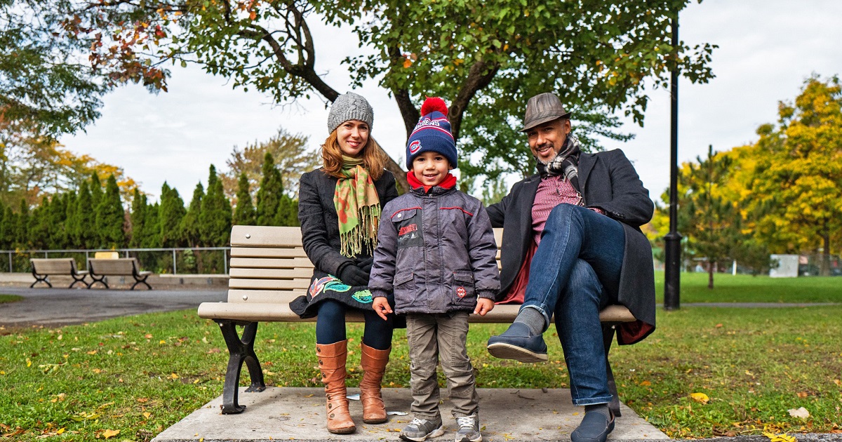 Dani avec sa mère et son père dans un parc de la ville