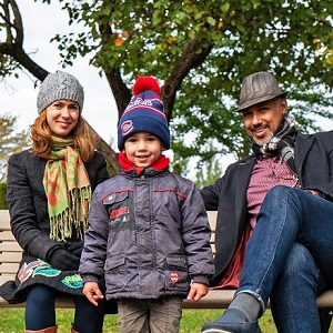 Dani avec sa mère et son père dans un parc de la ville