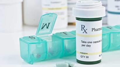 Daily distributeur de médicaments avec une bouteille et des pilules de prescription vert