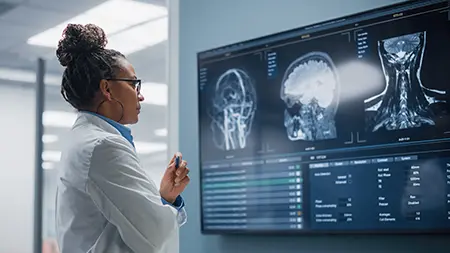 Une médecin étudie des résultats d’imagerie cérébrale.