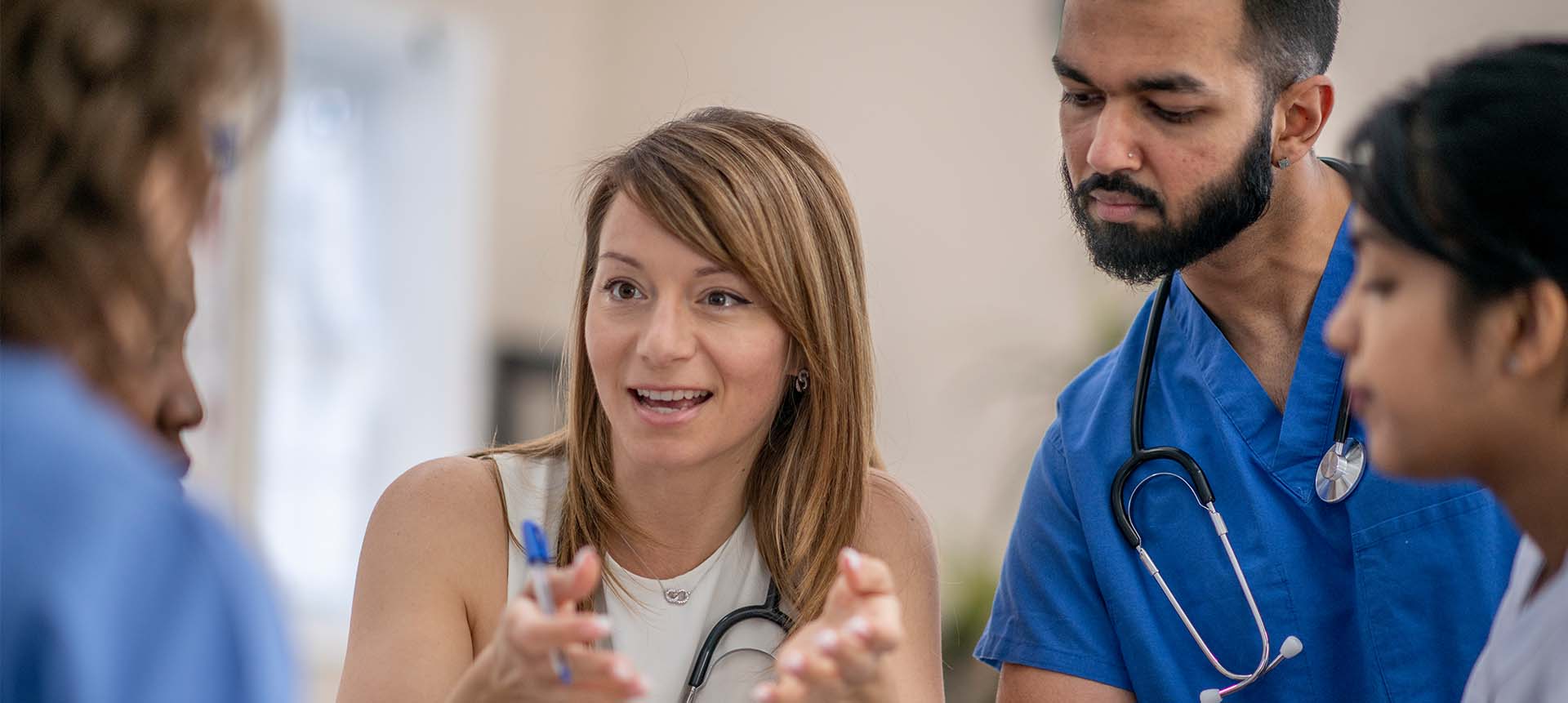 Professionnels de la santé qui discutent