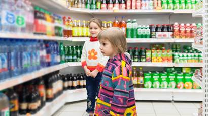 Les petites filles qui choisissent des produits dans un supermarché
