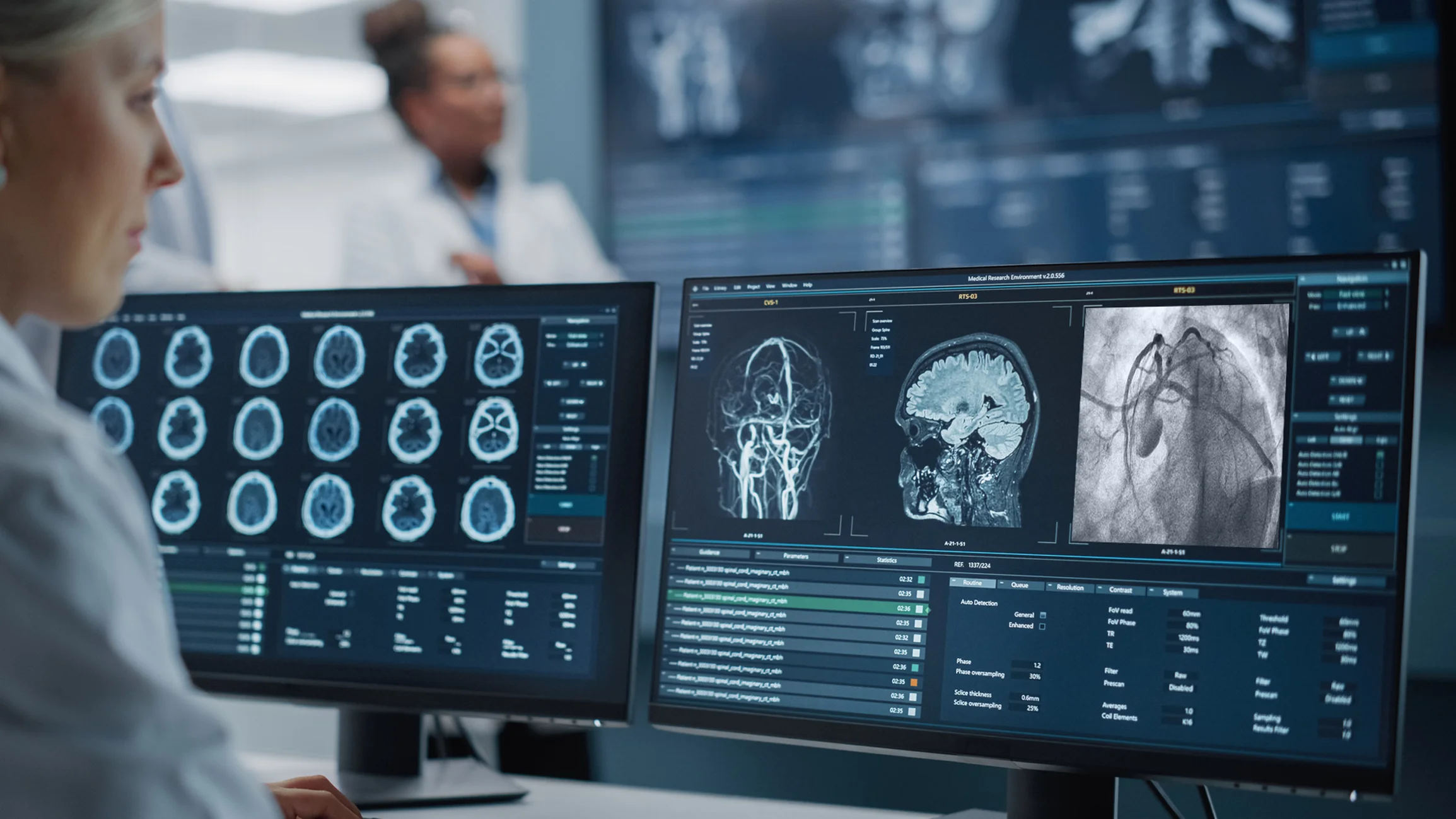 Un chercheur examine des scanners du cerveau et du cœur sur un écran d'ordinateur.