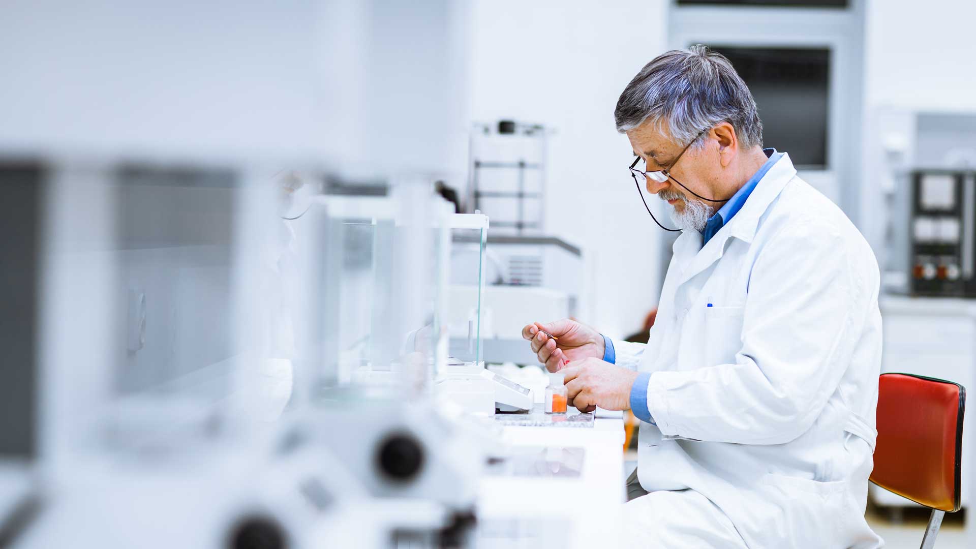 chercheur principal mâle recherche scientifique dans un laboratoire