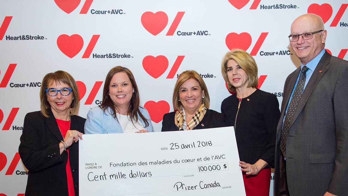 Les représentants de Pfizer présentent le programme Maladies du cœur avec un chèque de cent mille dollars