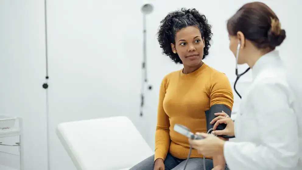 Un professionnel de la santé vérifie la pression artérielle d’une patiente