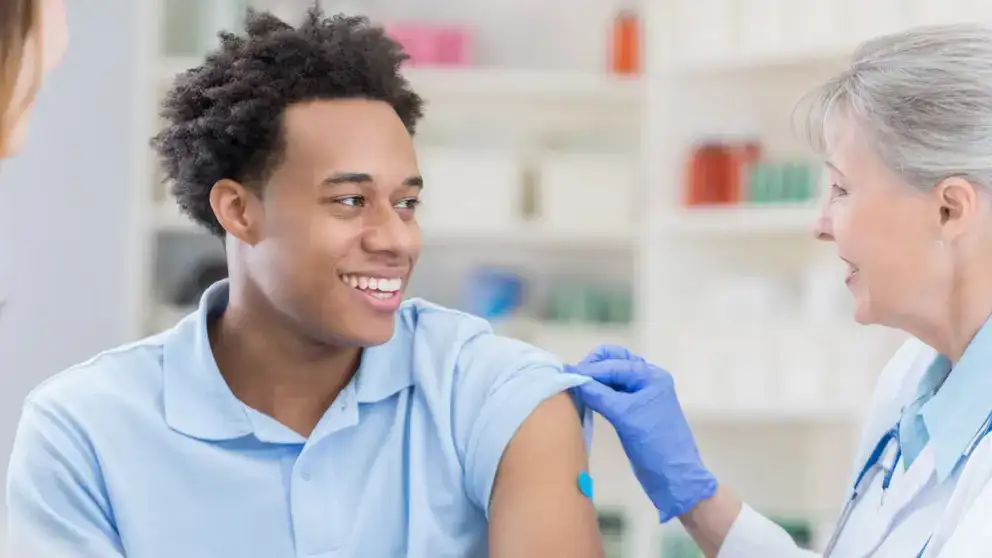 Une professionnelle de la santé administre un vaccin contre la grippe à une personne.