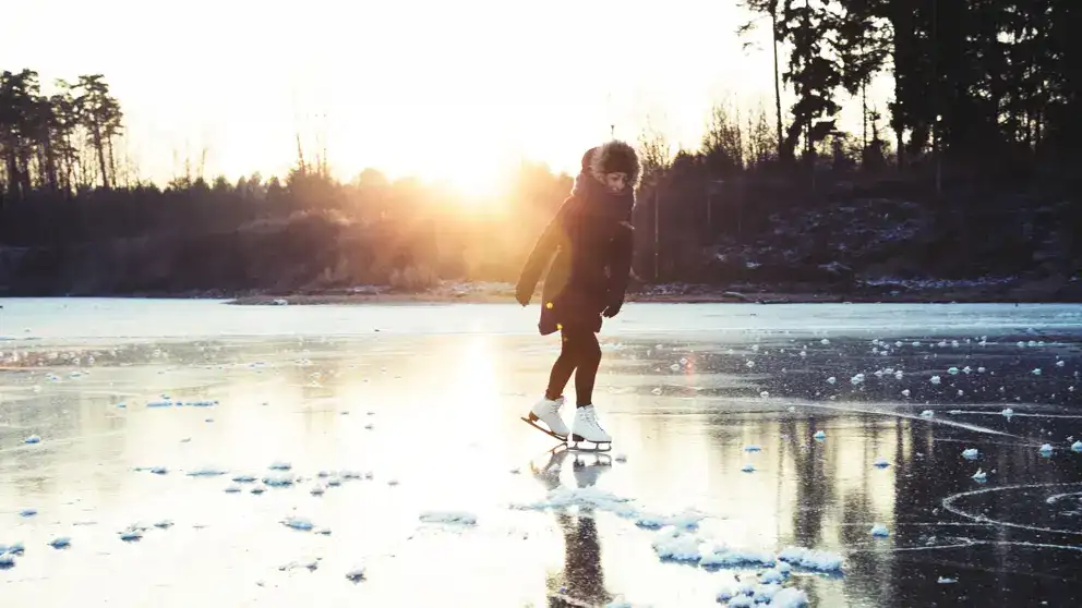 Fille de patinage sur le lac