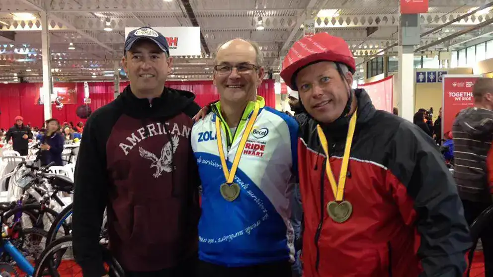  Trois hommes sourient ensemble.