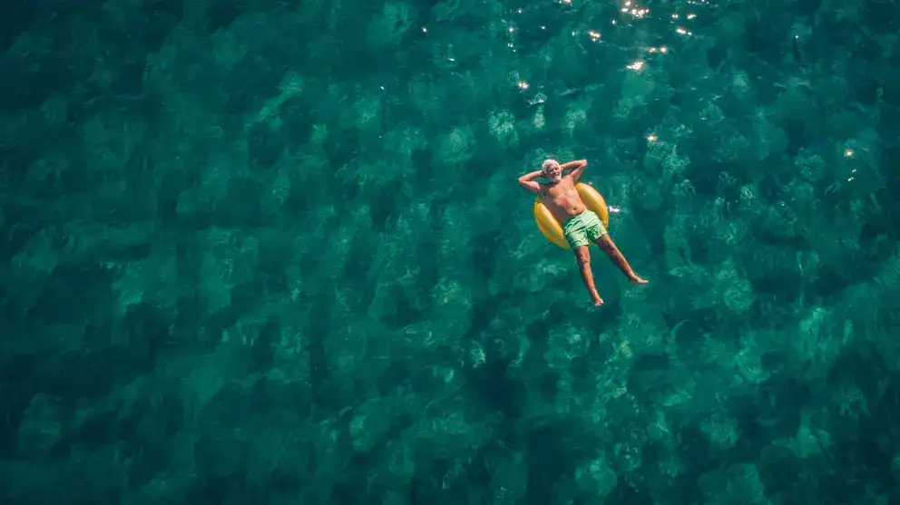  Homme posé sur anneau de natation dans la mer