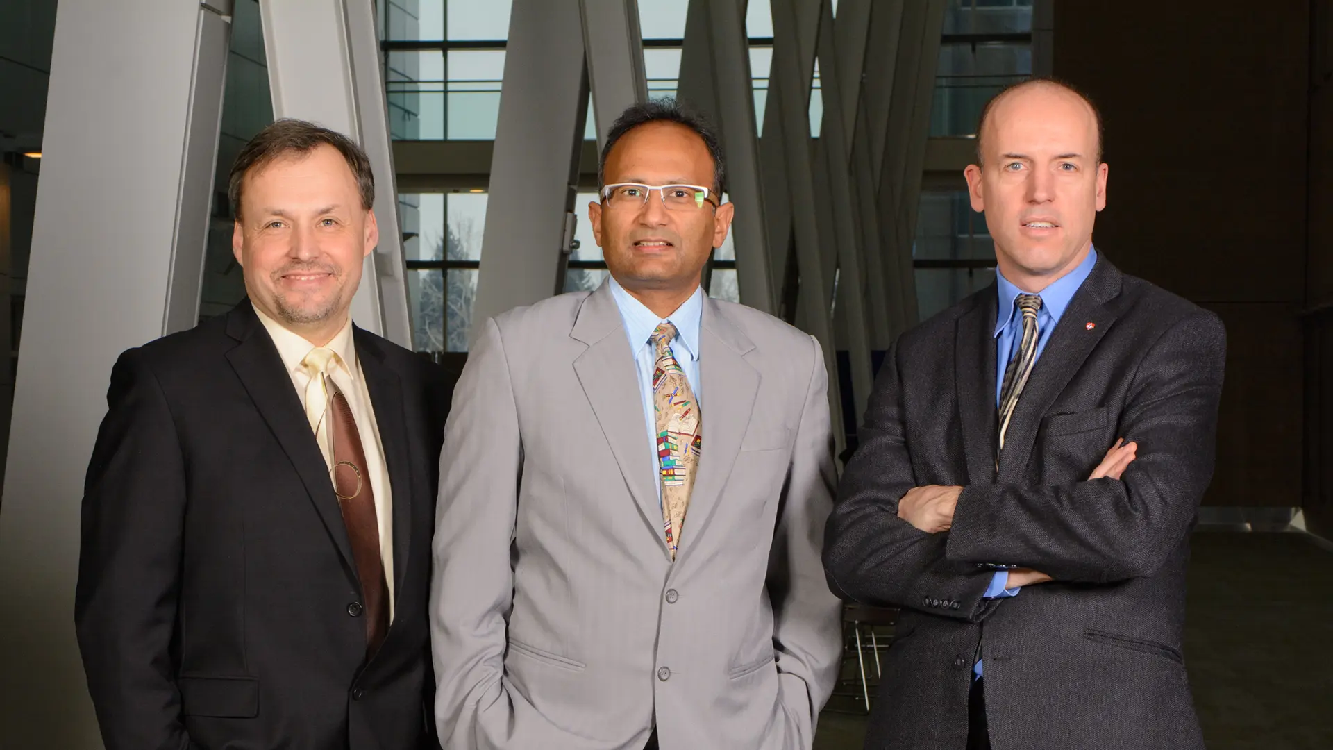 De gauche à droite, le Dr Andrew Demchuk, le Dr Mayank Goyal, le Dr Michael Hill.