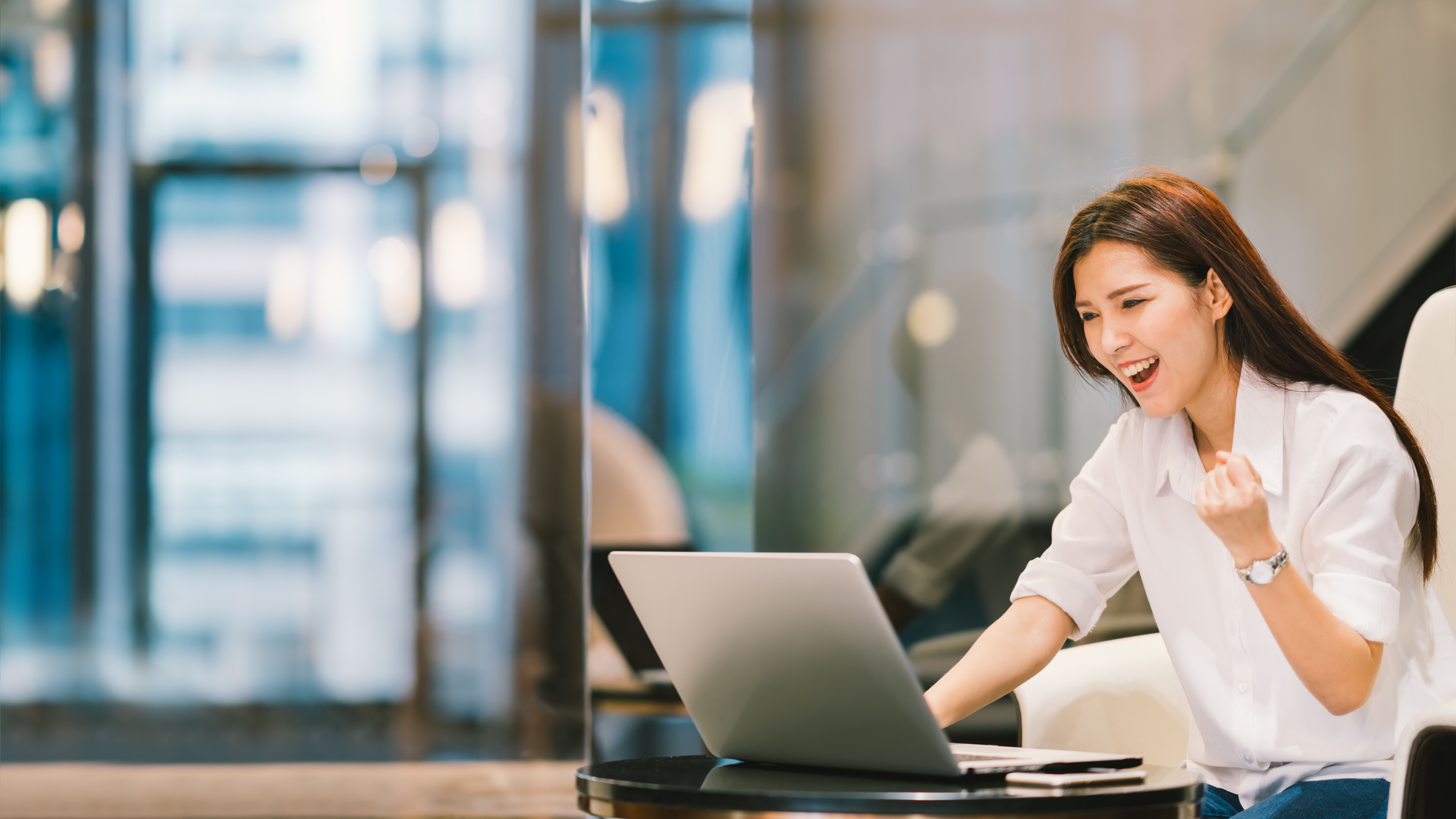  Belle fille asiatique célébrer avec un ordinateur portable, succès ou pose, éducation ou technologie ou concept d'entreprise de démarrage, bureau moderne ou salle de séjour