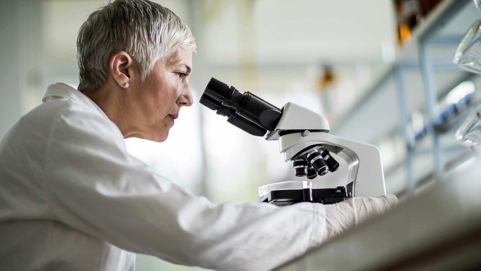 chercheur Femme utilisant un microscope à lab