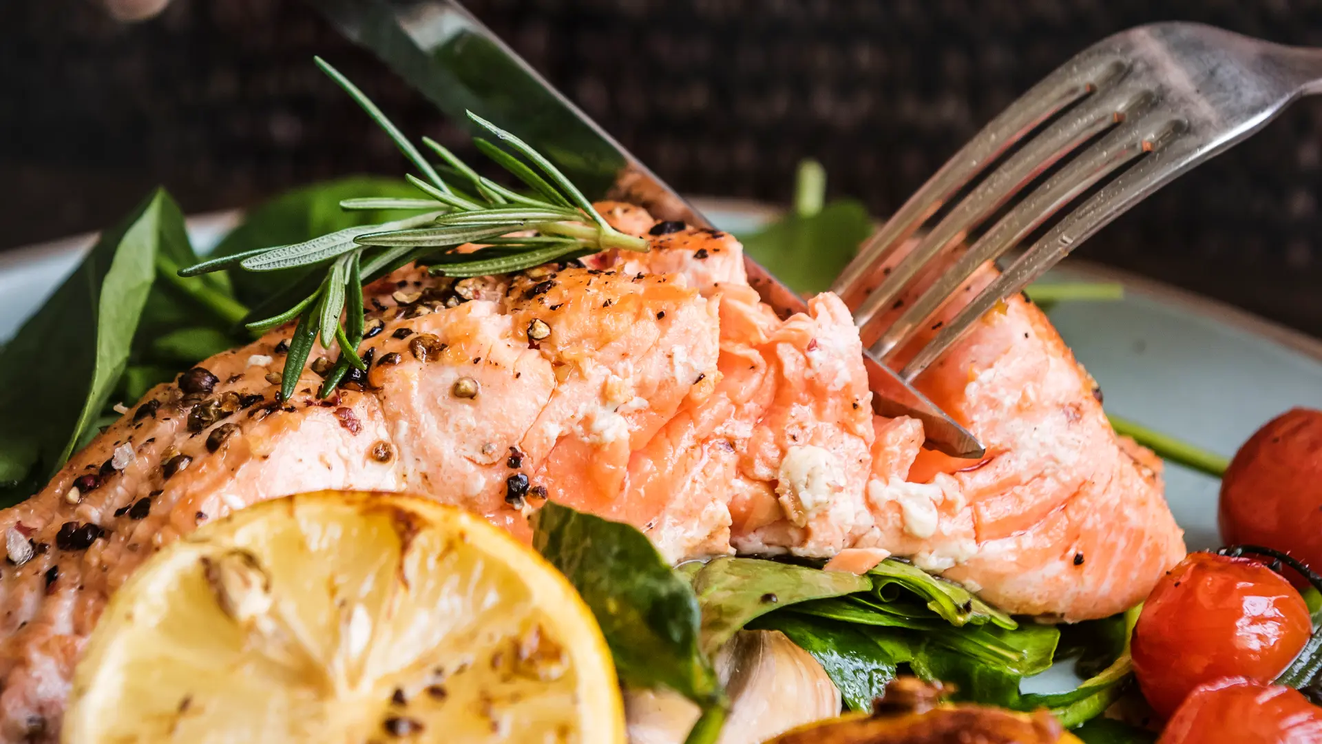 Une assiette de saumon avec un couteau et une fourchette