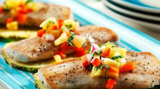 Trois morceaux de grillades mahi mahi avec salsa à l' ananas sur une plaque bleue