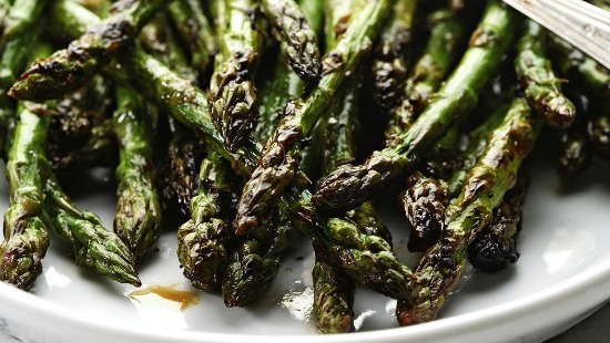 Asperges piquantes grillées