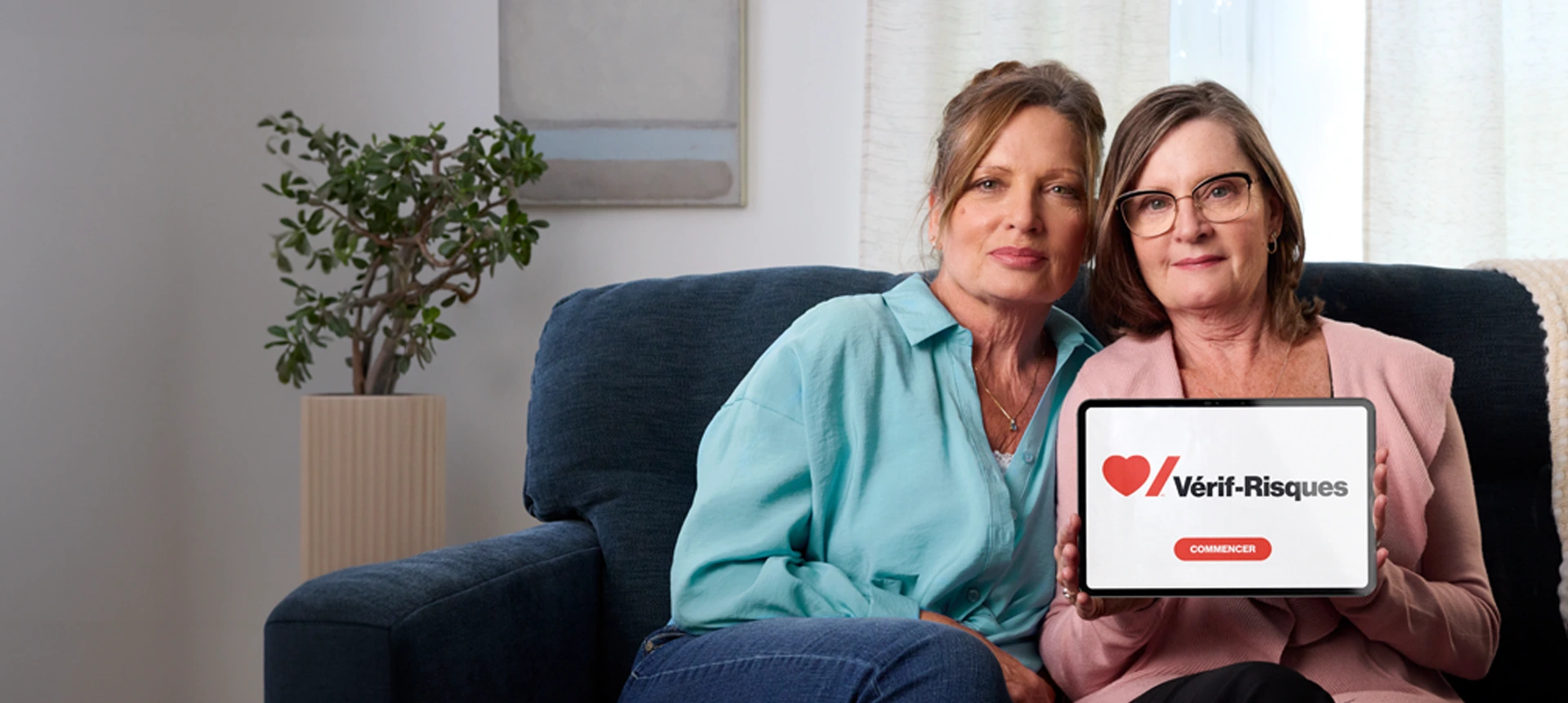 Sharon et Carolyn, deux sœurs, tiennent une tablette affichant l’outil Vérif-Risques. 