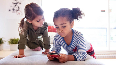 Deux jeunes filles regardant un téléphone intelligent ensemble
