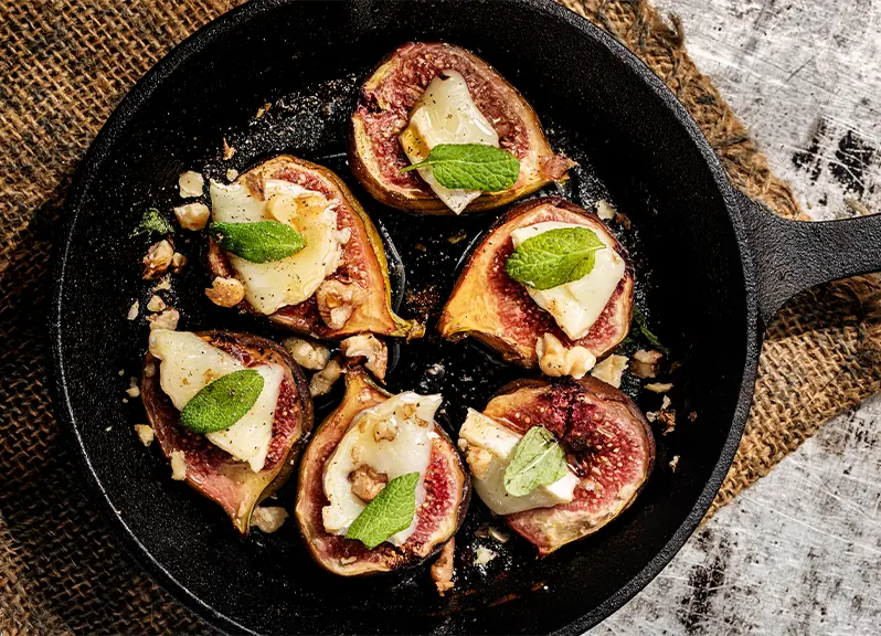 Figues rôties au miel dans une poêle.