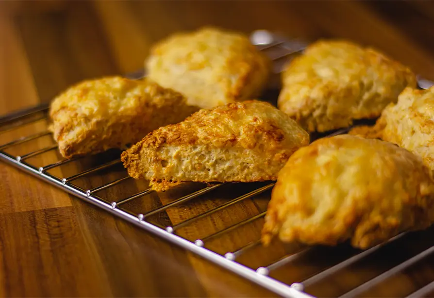 Scones sur une grille posée sur une table