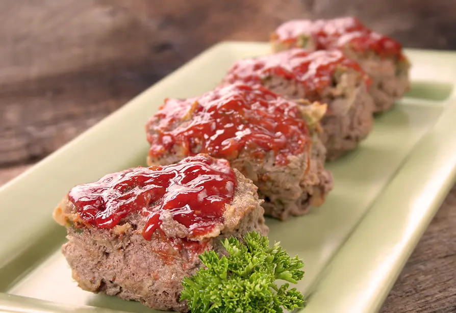 Mini pains de viande dans une assiette