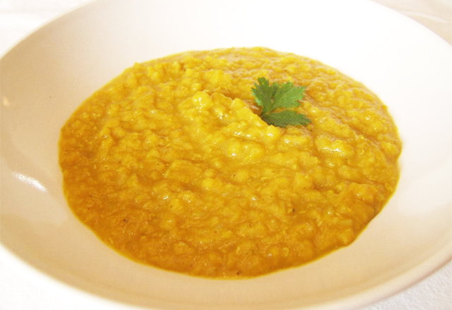 Dahl au gingembre et aux épices dans un bol blanc