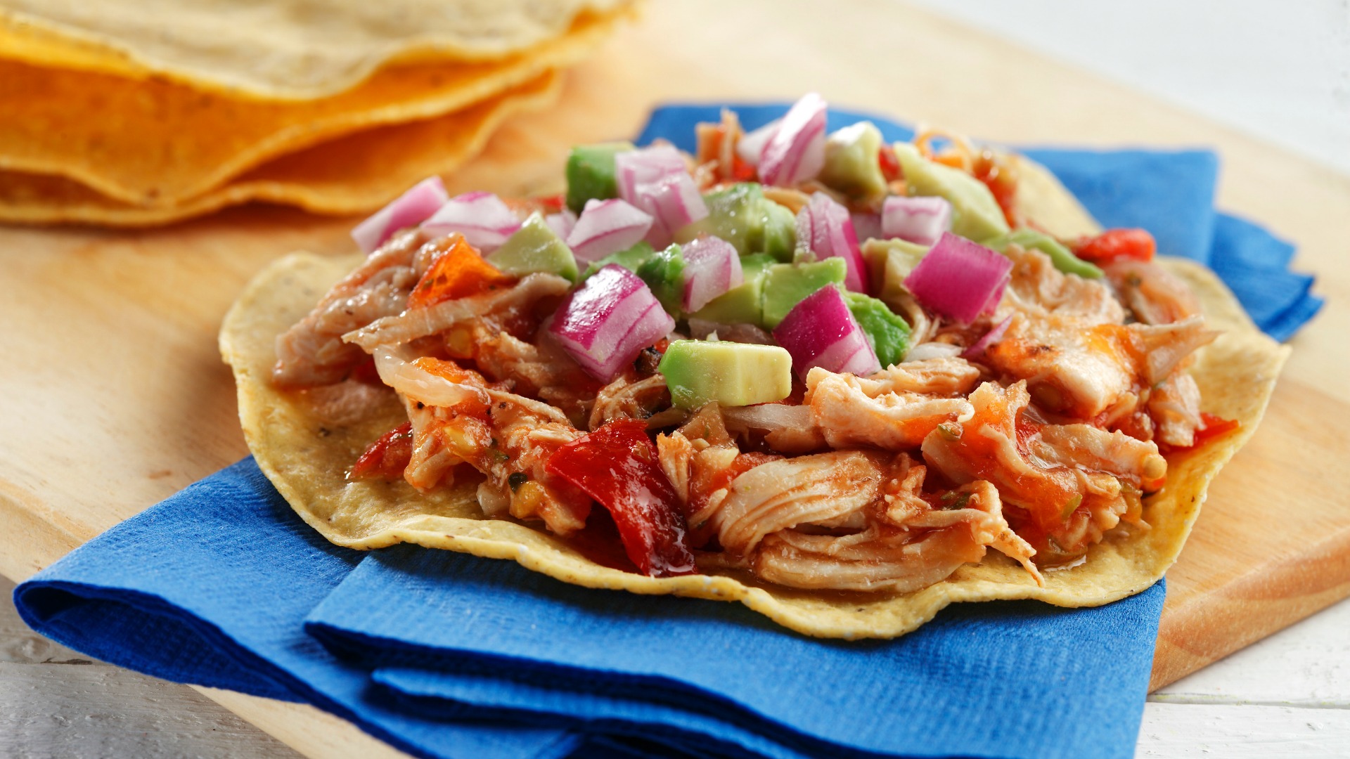 Tostadas de poulet en filaments avec salsa piquante sur des serviettes