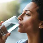 Une femme buvant un verre d’eau