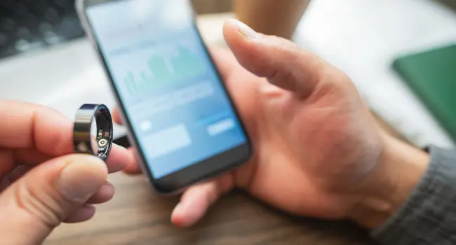 <p>Les anneaux connect&eacute;s peuvent enregistrer votre fr&eacute;quence cardiaque, votre niveau de stress, vos habitudes de sommeil, et plus encore.</p>