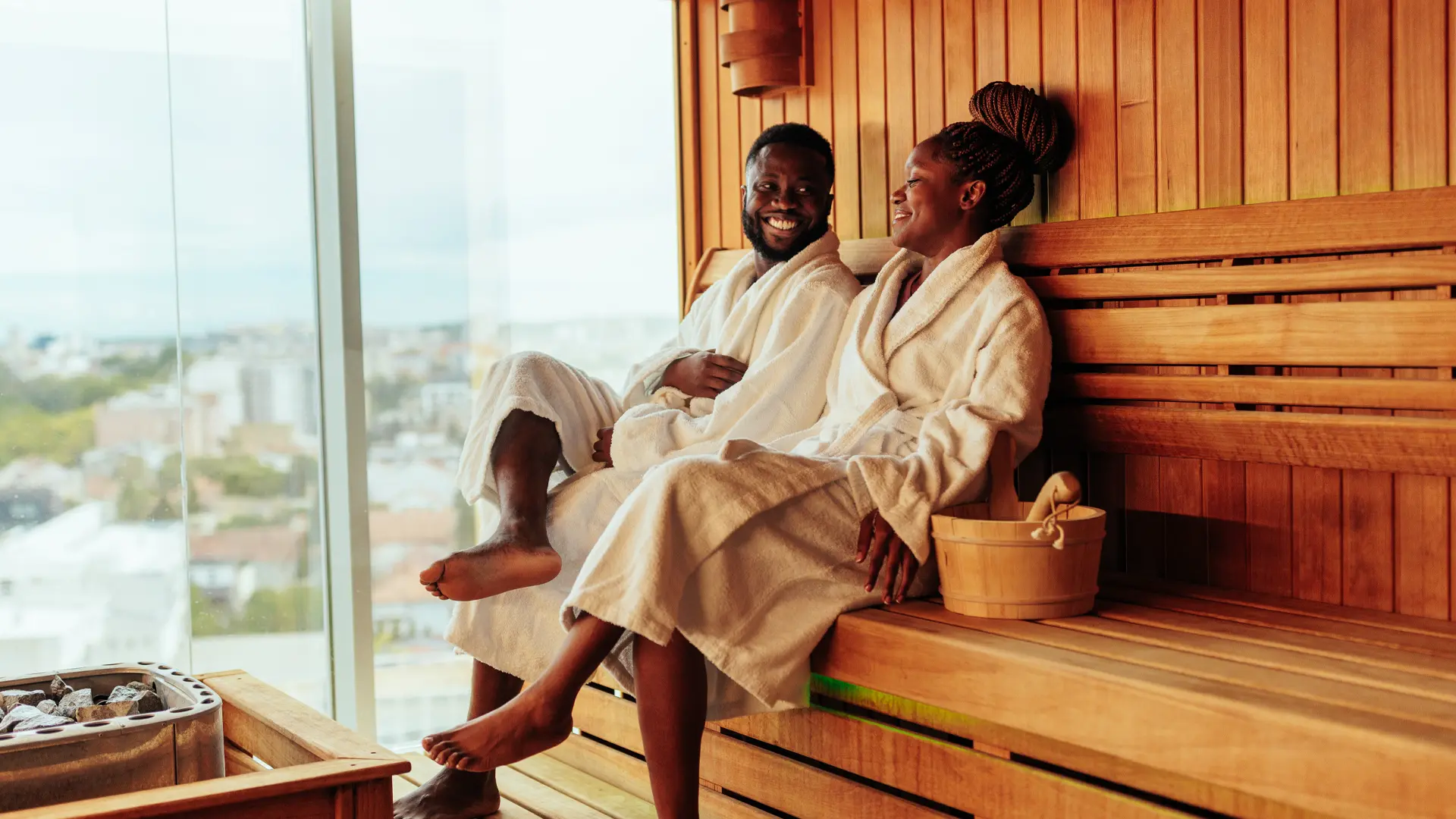 Un couple se détend dans un sauna.